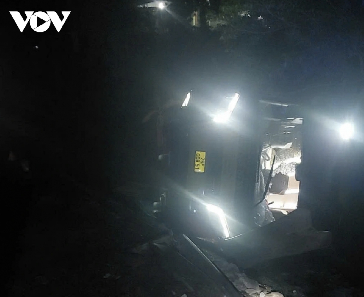 passenger bus plunges into drainage culvert, killing three in son la picture 1