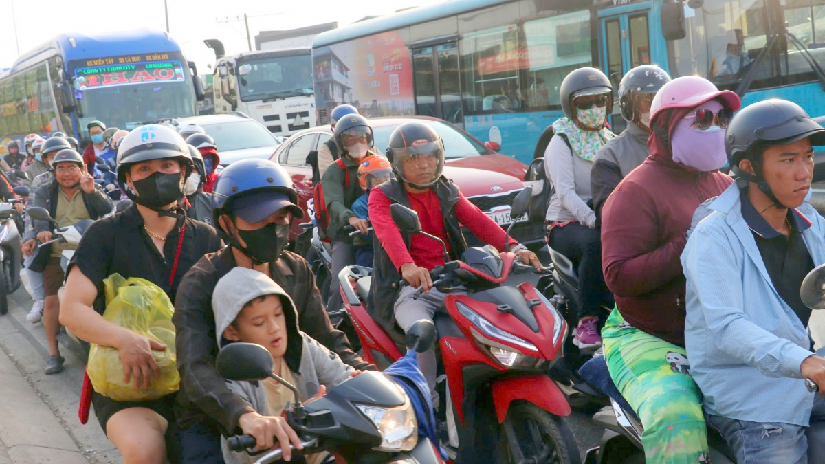 tan son nhat don khach vuot du bao trong khi cua ngo tp.hcm bat ngo thong thoang hinh anh 12