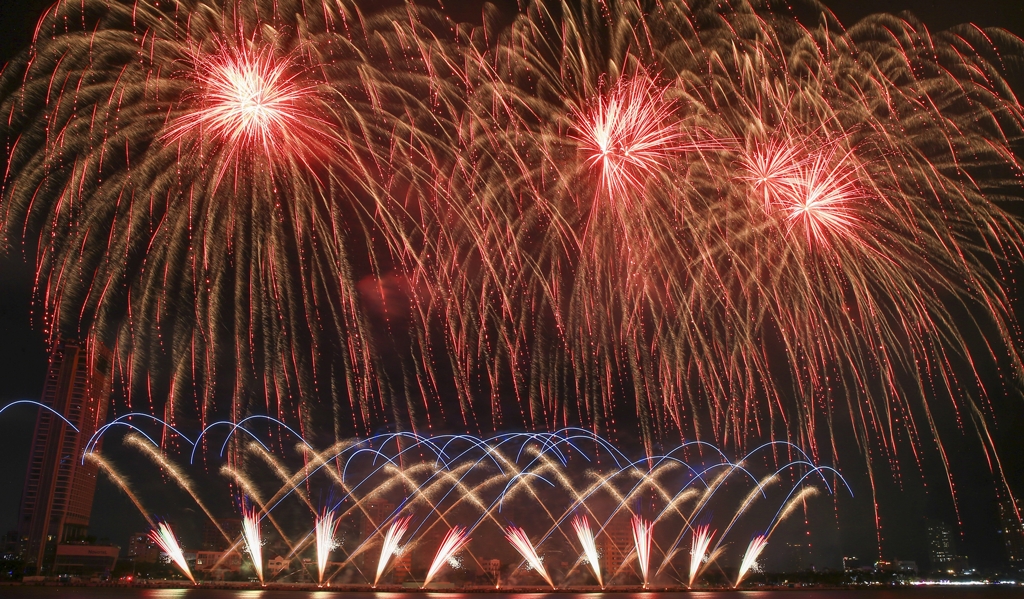 Người dân Thủ đô lần đầu được xem trình diễn pháo hoa nghệ thuật quy mô lớn