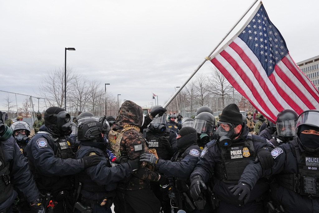 vi sao ong trump can nhac dung Dao luat khoi nghia doi pho bieu tinh o minnesota hinh anh 1