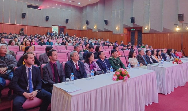  Den hen lai len duoc trinh chieu chao mung Dai hoi xiv cua Dang hinh anh 1