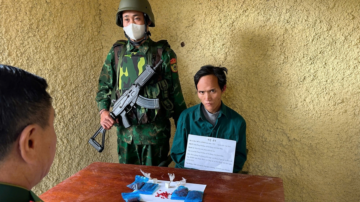 Bắt giữ đối tượng mua bán trái phép 1.000 viên ma tuý tại Điện Biên