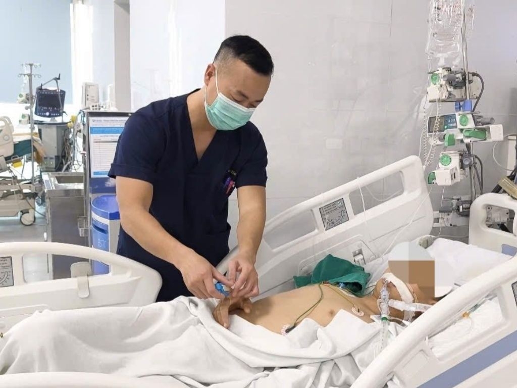 be trai 15 tuoi duoi nuoc hon me sau duoc cuu song nho kip thoi gian vang hinh anh 1