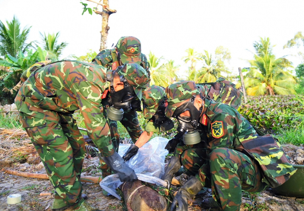 Bộ CHQS tỉnh Cà Mau bàn giao gần 1,5 tấn bom cho Lữ đoàn Công binh 25 để tiêu huỷ