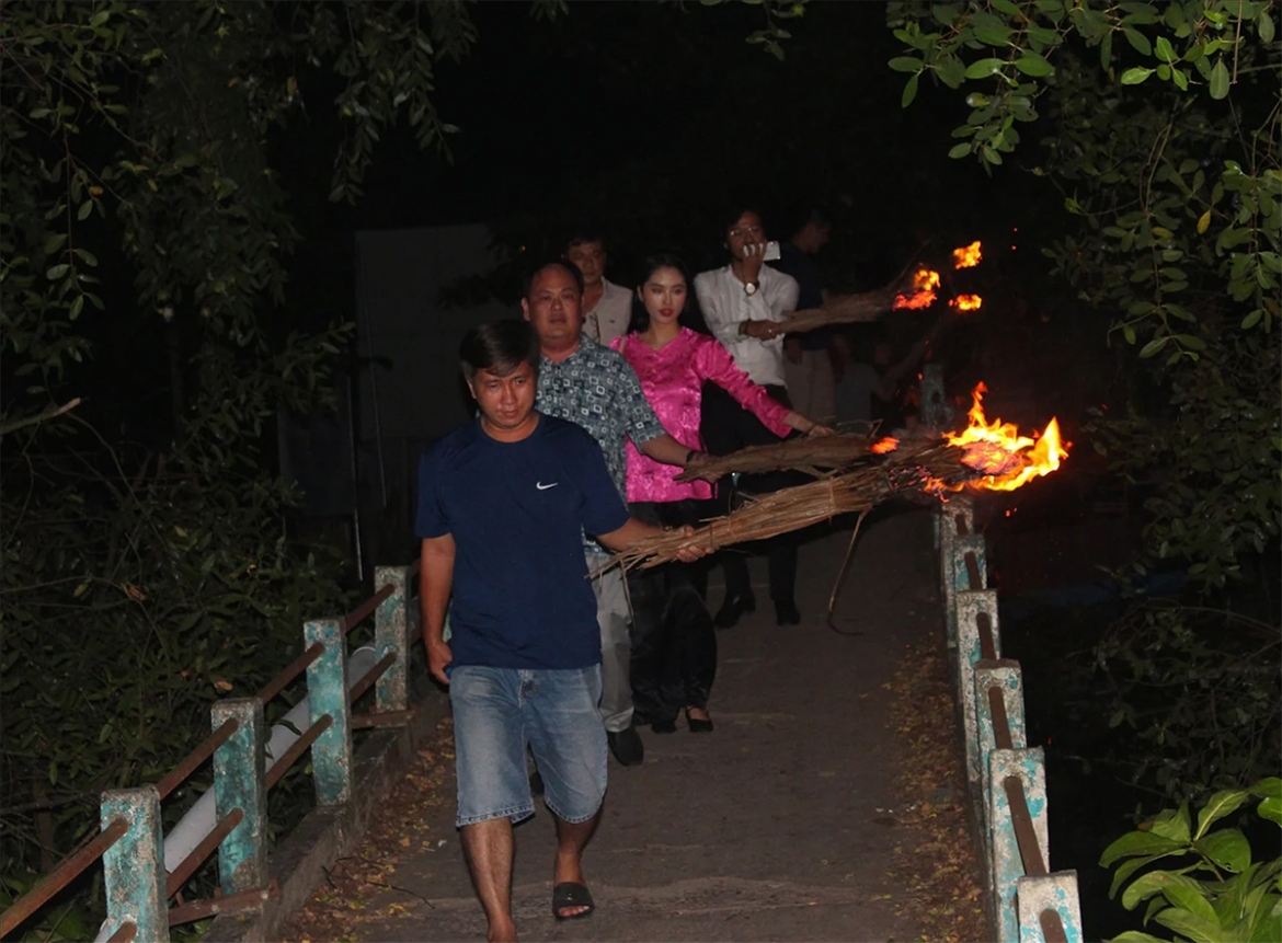 san khau cai luong mot thoi san khau khong co rap hinh anh 4