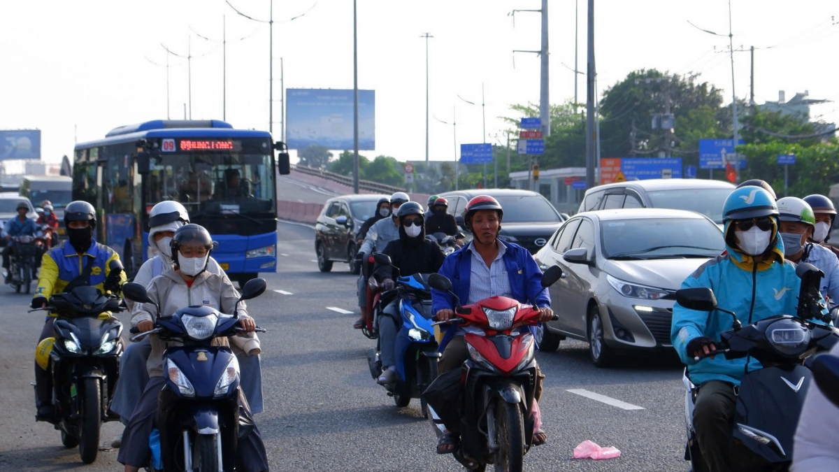 tan son nhat don khach vuot du bao trong khi cua ngo tp.hcm bat ngo thong thoang hinh anh 8