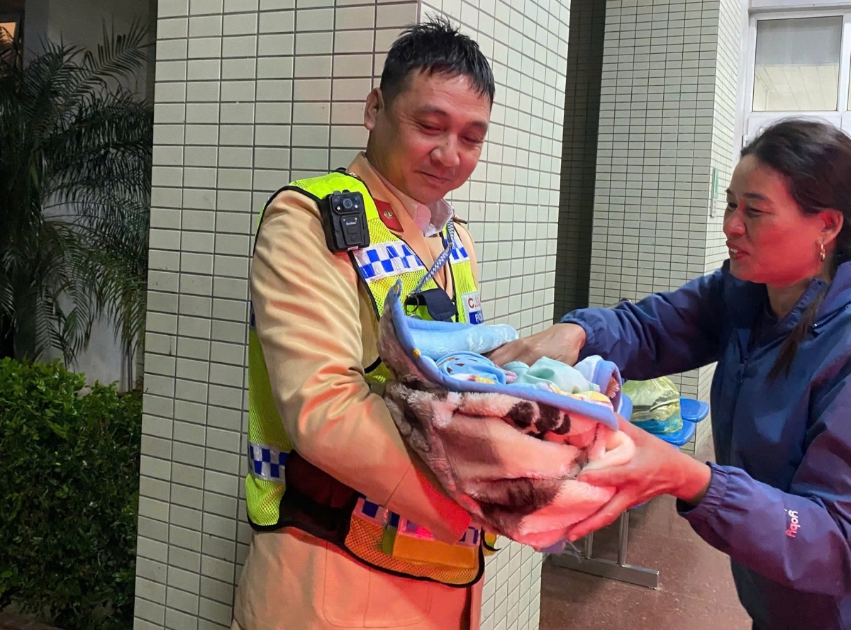 Cảnh sát giao thông dẫn đường đưa sản phụ đi cấp cứu