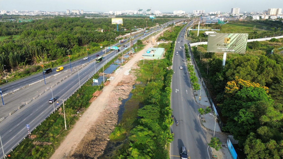 tan son nhat don khach vuot du bao trong khi cua ngo tp.hcm bat ngo thong thoang hinh anh 1