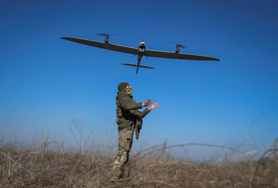 nga cong bo video uav mang thuoc no pha huy 2 truc thang ukraine hinh anh 1