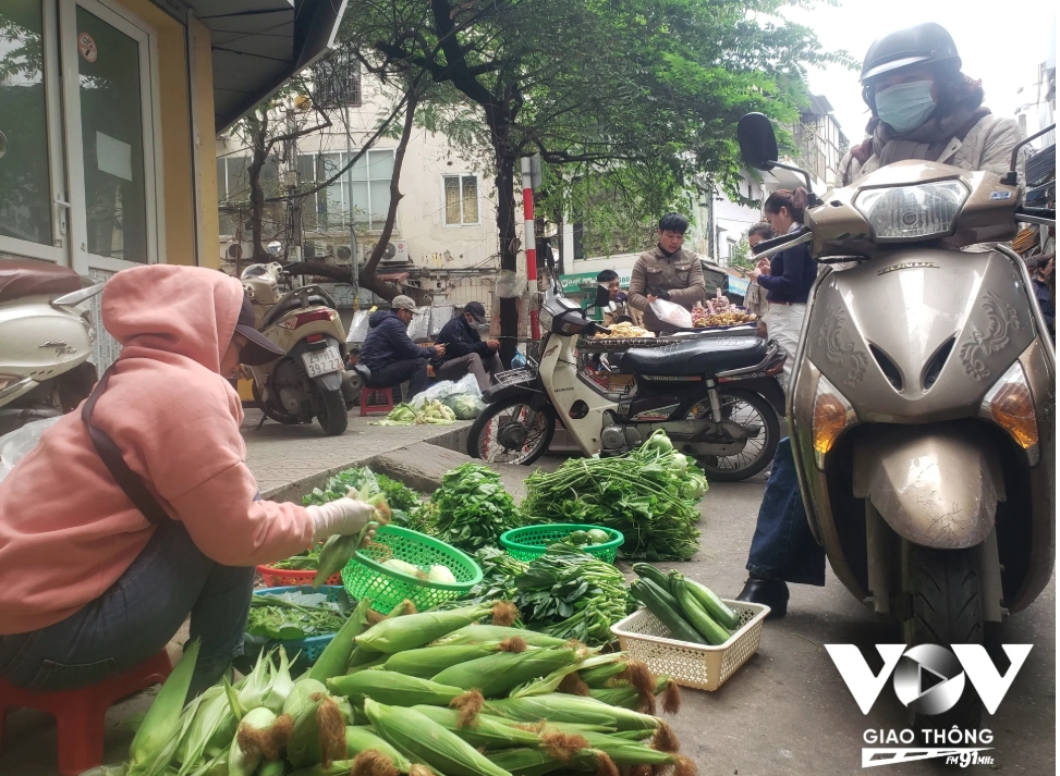 Mua sắm dịp Tết: Khi chợ truyền thống lộ rõ điểm yếu trước siêu thị