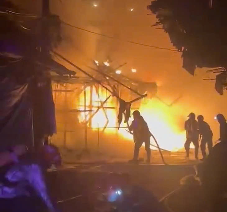 TP.HCM: Cháy nhiều căn nhà ở phường Bình Đông, chưa thống kê được thiệt hại