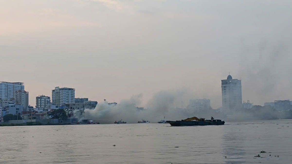 du thuyen nha hang chay du doi tren song sai gon, cot khoi cao hang chuc met hinh anh 1