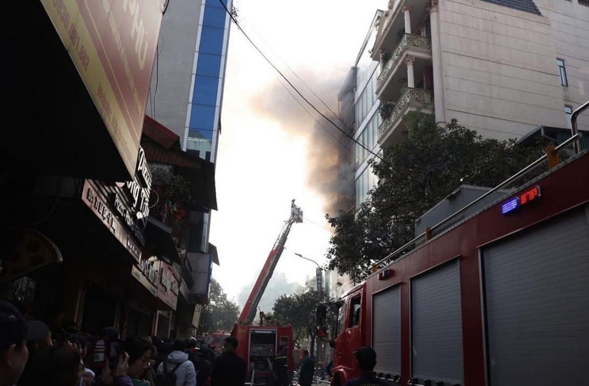 ha noi chay nha 7 tang pho le loi, nghet tho khoanh khac cuu nguoi mac ket hinh anh 3