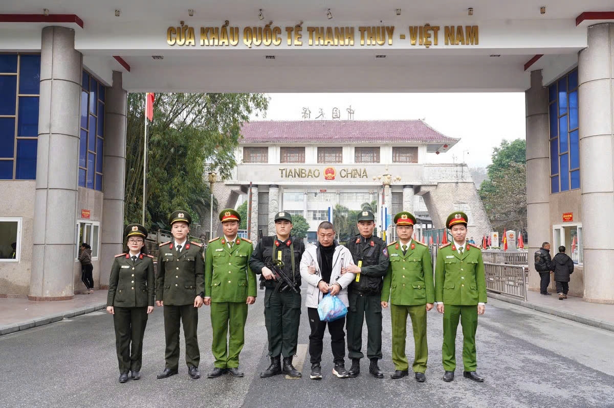 interpol-wanted fugitive arrested in vietnam, extradited to china picture 1