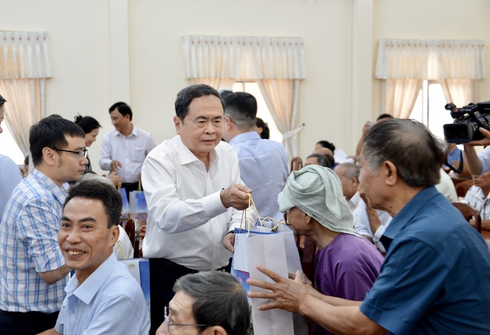 Chủ tịch Quốc hội thăm, tặng quà cho gia đình chính sách, hộ nghèo tại Cần Thơ