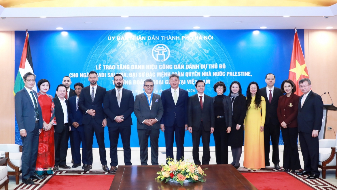 trao danh hieu cong dan danh du thu do ha noi cho Dai su palestine tai viet nam hinh anh 2