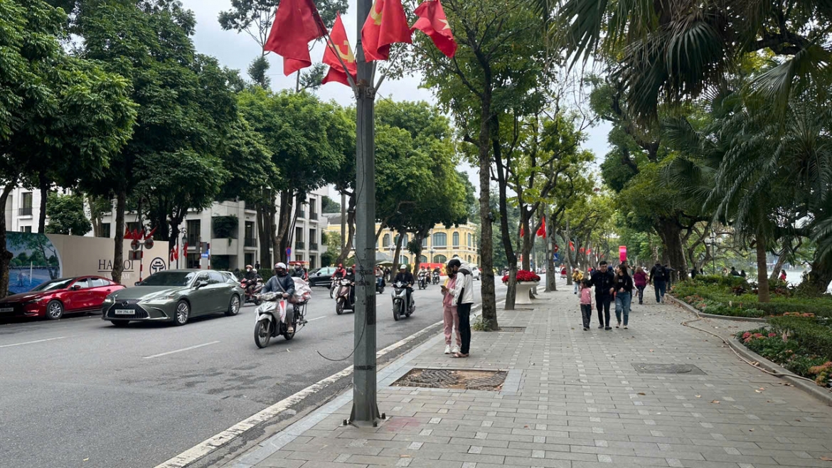 nguoi dan thu don do dac, ban giao mat bang phia Dong ho hoan kiem, ha noi hinh anh 1
