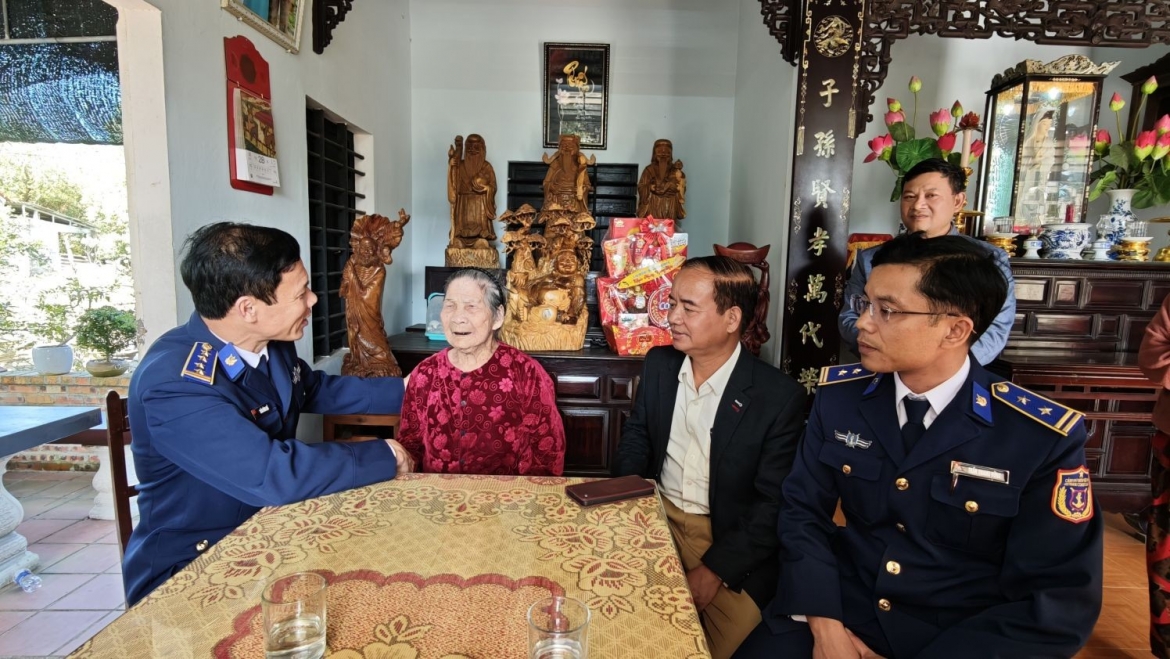 bo tu lenh vung canh sat bien 2 tham, tang qua me viet nam anh hung dip tet hinh anh 1