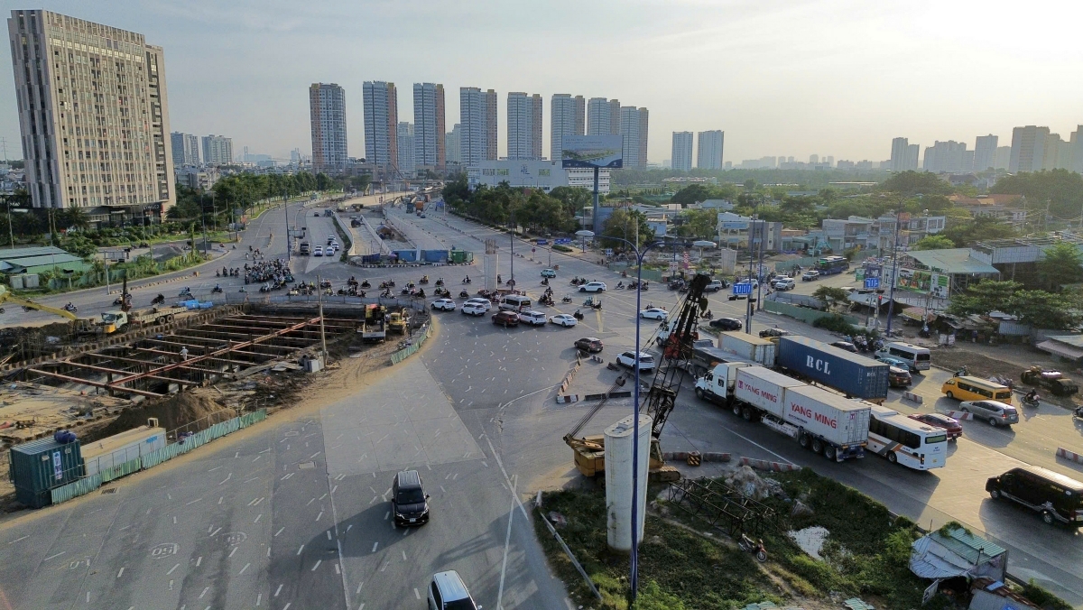 tan son nhat don khach vuot du bao trong khi cua ngo tp.hcm bat ngo thong thoang hinh anh 13