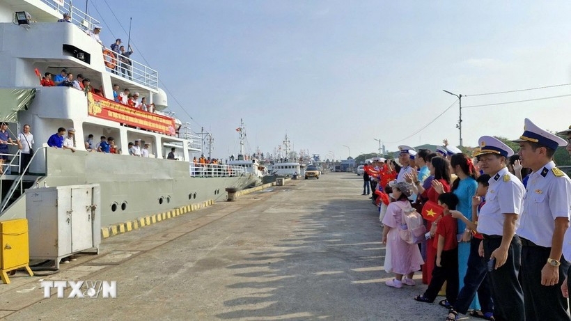 two navy vessels depart to deliver tet gifts to dk1 platforms picture 1