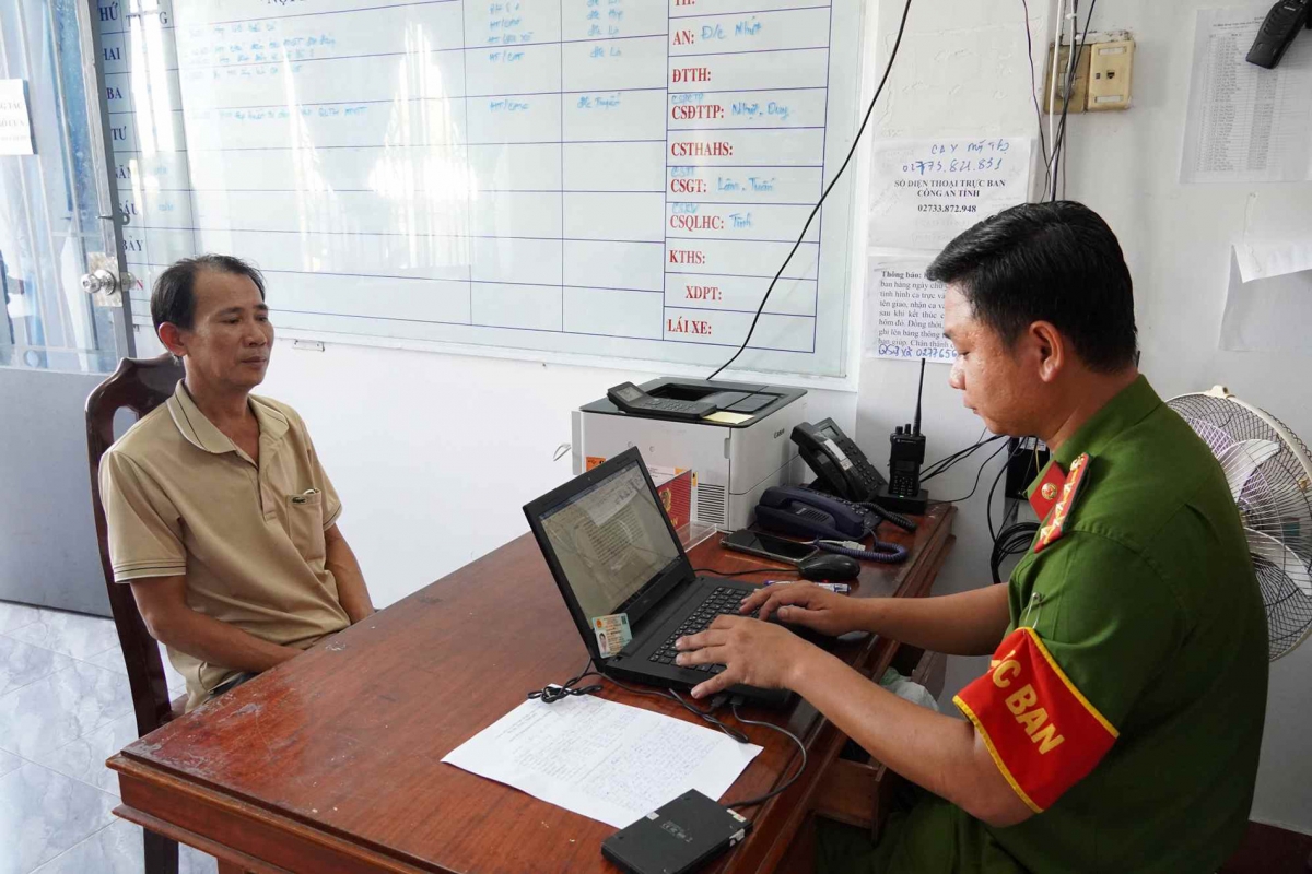 Cha rủ con trai đi đánh ghen, đâm "tình địch" tử vong