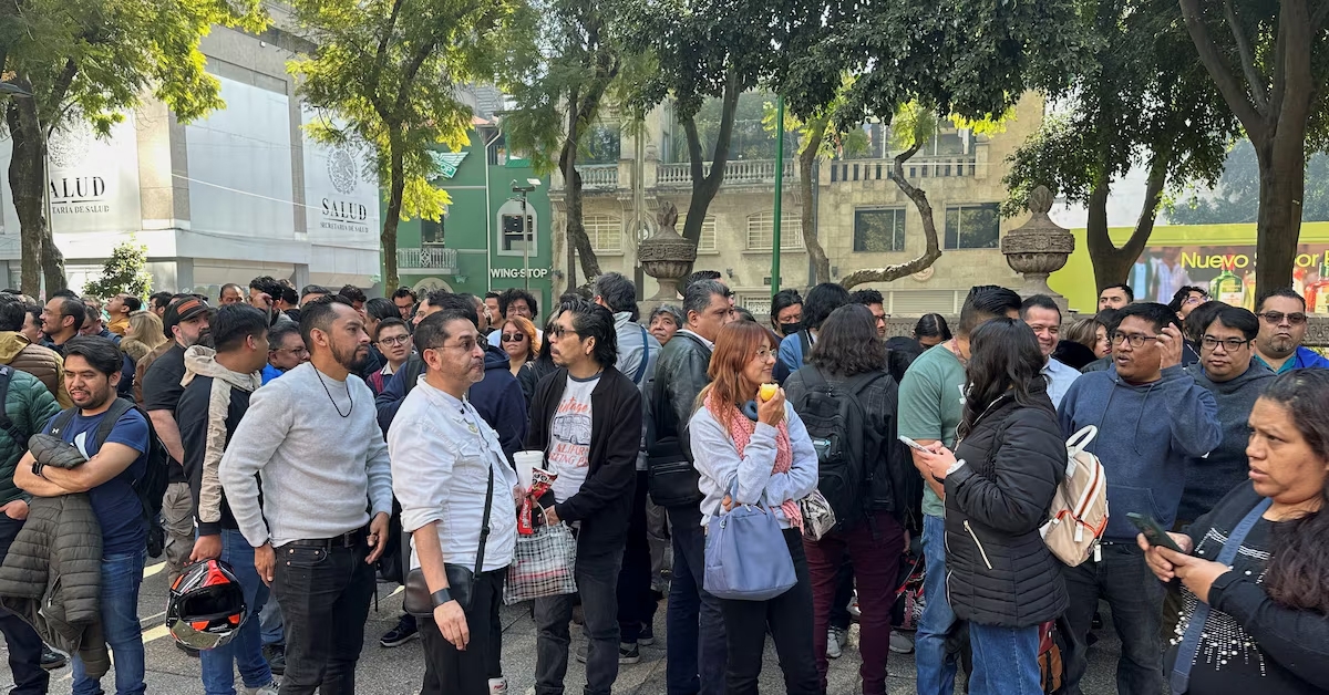 Người dân Mexico chạy ra đường khi động đất xảy ra.