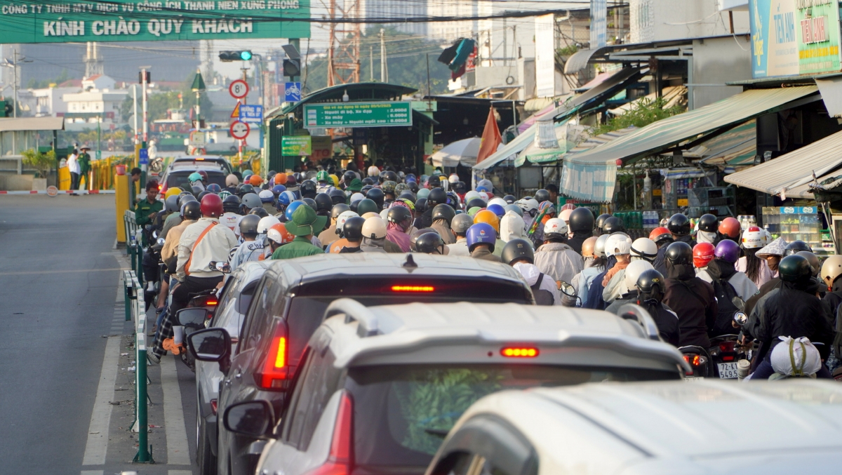 tan son nhat don khach vuot du bao trong khi cua ngo tp.hcm bat ngo thong thoang hinh anh 7