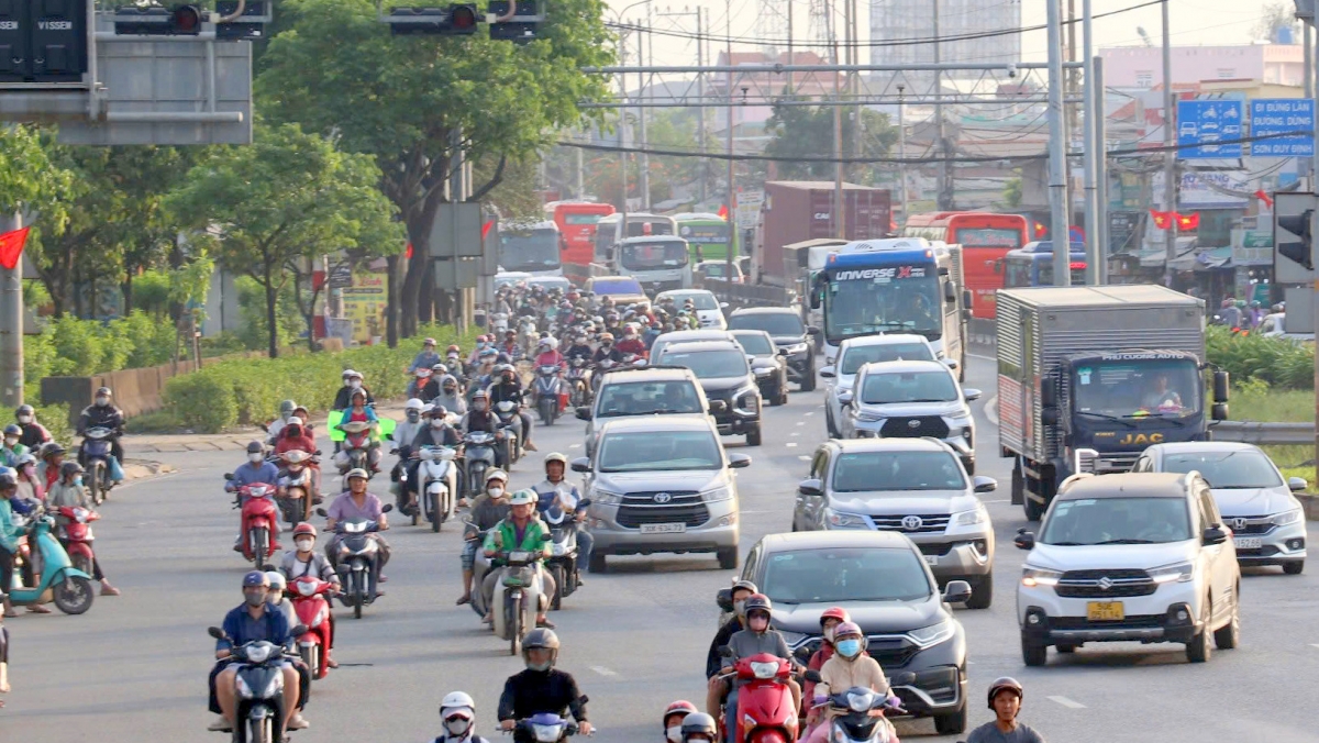 tan son nhat don khach vuot du bao trong khi cua ngo tp.hcm bat ngo thong thoang hinh anh 11