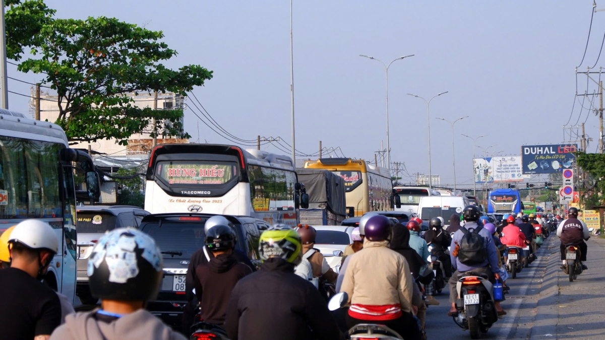tan son nhat don khach vuot du bao trong khi cua ngo tp.hcm bat ngo thong thoang hinh anh 9
