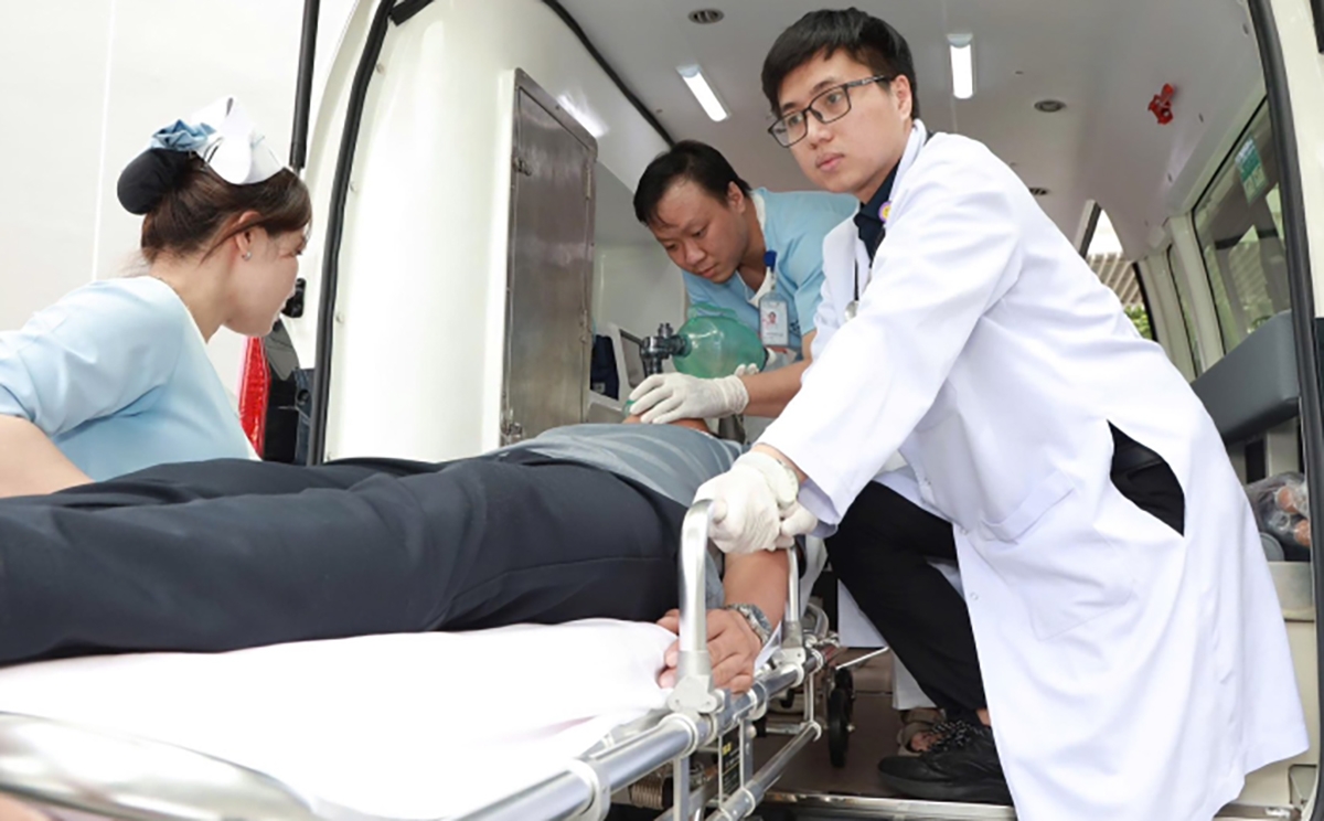 Con gái nhanh trí cứu mẹ bị đột quỵ