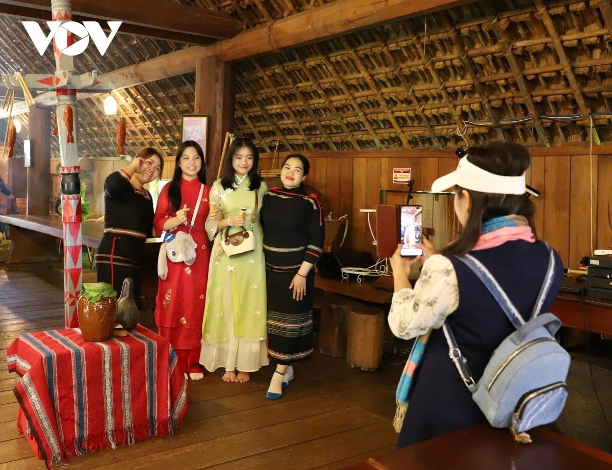 gong performances and cultural experiences draw visitors to dak lak in new year picture 6