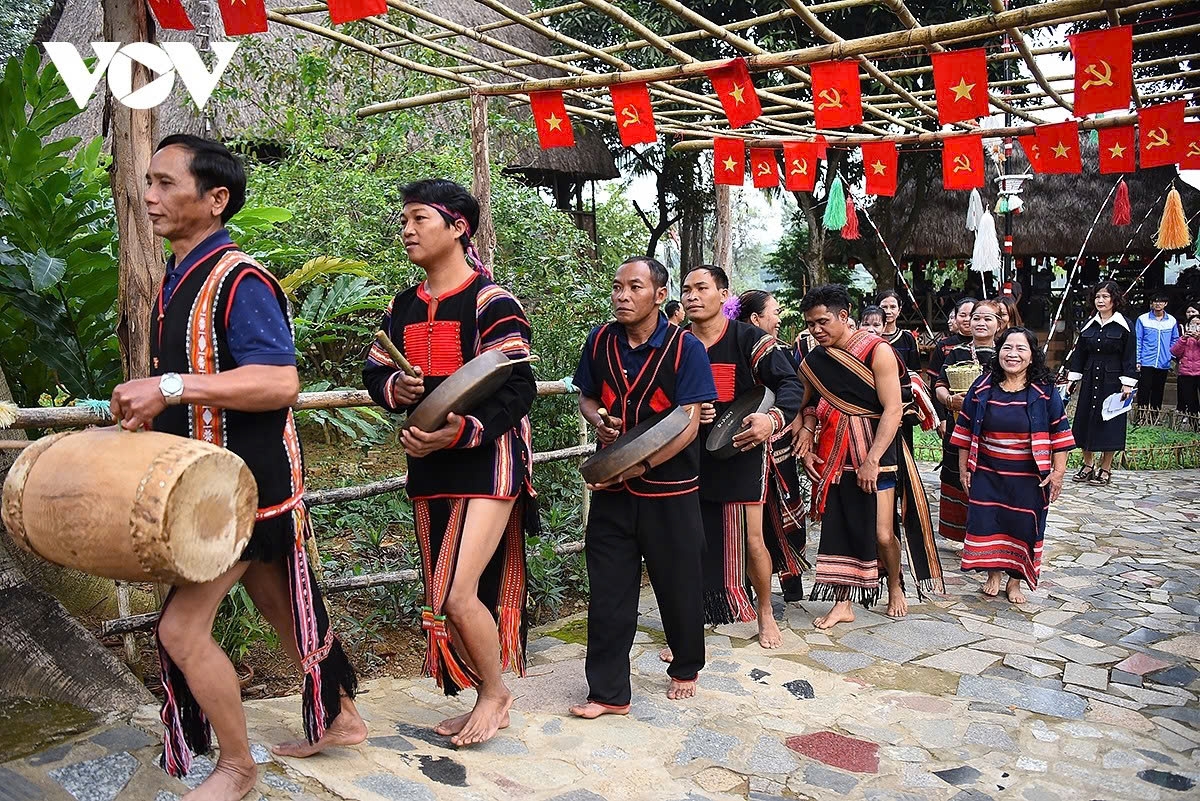 when a wedding becomes a village festival in central highlands picture 2