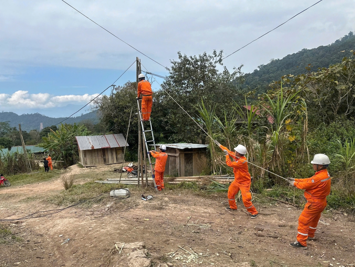thap sang noi chua tung co dien hanh trinh xoa vung lom dien, lom song cua evnnpc hinh anh 2