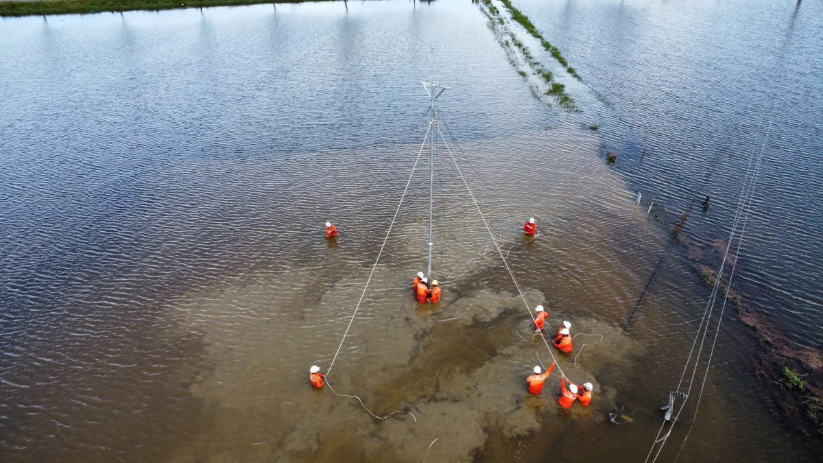 Năm 2025 EVNNPC vượt khó sau bão lũ, thần tốc xóa “vùng lõm điện – lõm sóng”