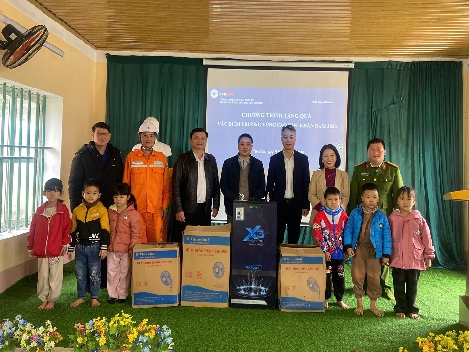 evnnpc trien khai thang tri an khach hang, chung tay khac phuc hau qua thien tai hinh anh 3