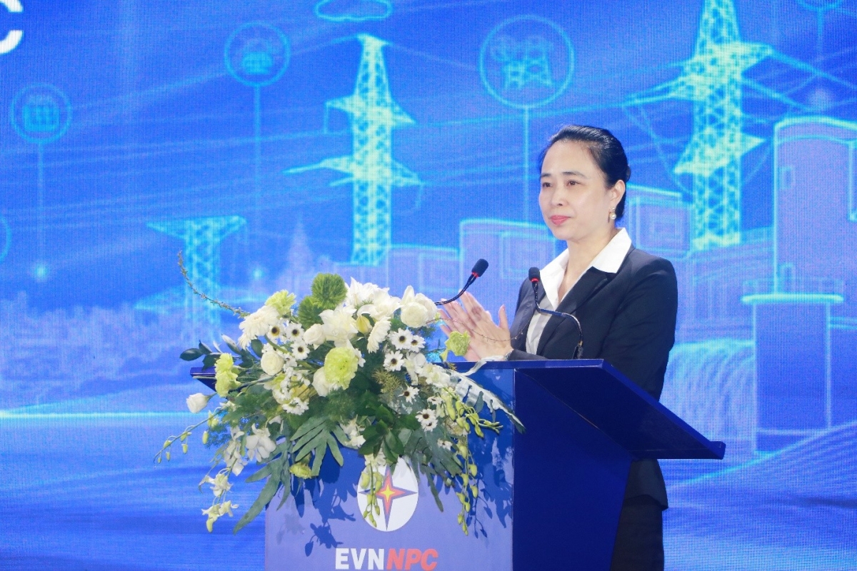 nam 2025 evnnpc vuot kho sau bao lu, than toc xoa vung lom dien lom song hinh anh 3