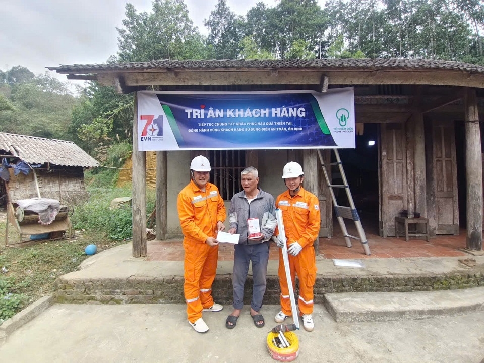 evnnpc trien khai thang tri an khach hang, chung tay khac phuc hau qua thien tai hinh anh 2
