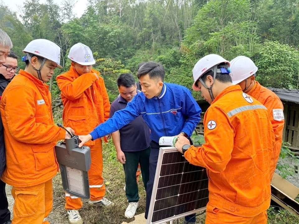evnnpc trien khai thang tri an khach hang, chung tay khac phuc hau qua thien tai hinh anh 4