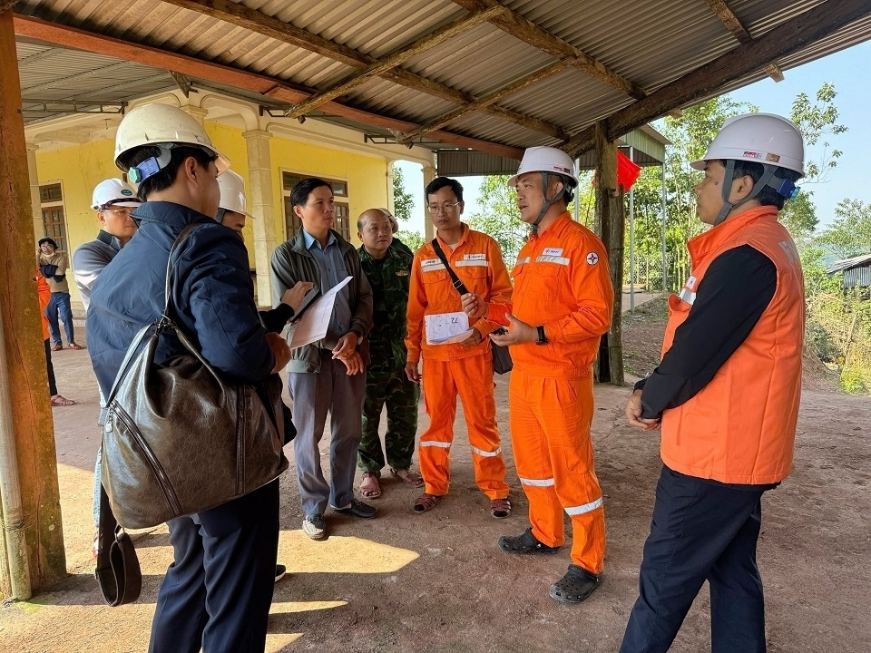 thap sang noi chua tung co dien hanh trinh xoa vung lom dien, lom song cua evnnpc hinh anh 1