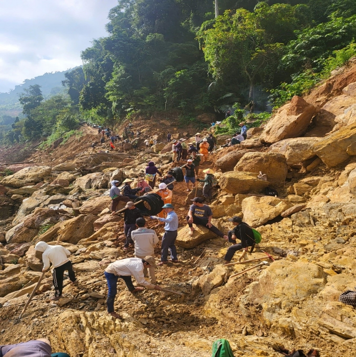 Thắp sáng nơi chưa từng có điện: Hành trình xóa vùng lõm điện, lõm sóng của EVNNPC