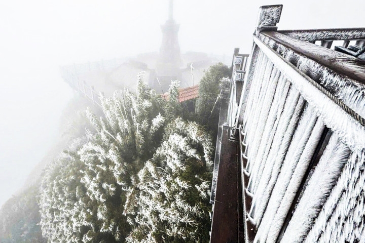 fansipan temperature drops to -3 c as frost blankets peak picture 1