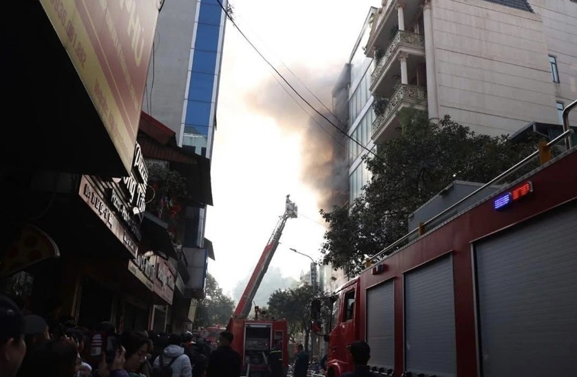man rescued from seven-storey building fire on le loi street in hanoi picture 3