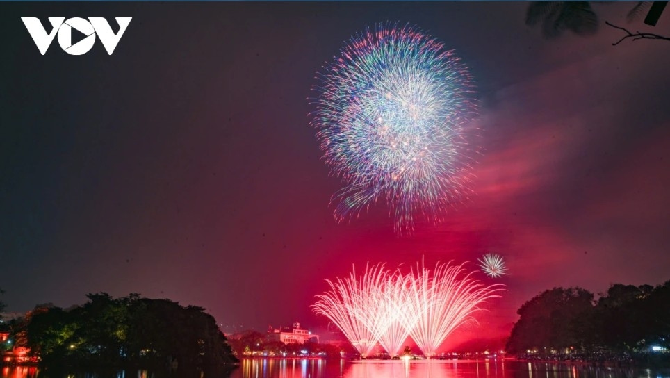 fireworks light up hanoi to mark the start of 2026 picture 1