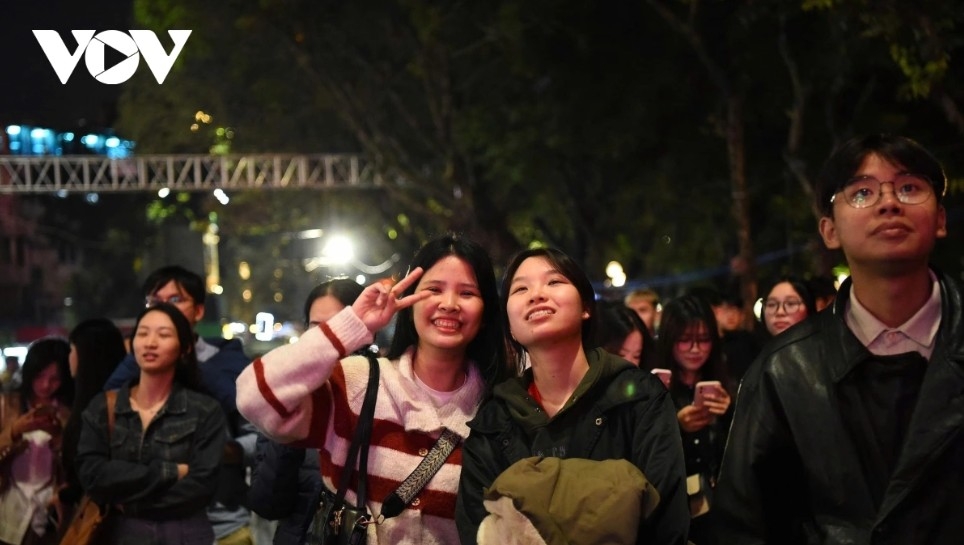 fireworks light up hanoi to mark the start of 2026 picture 11