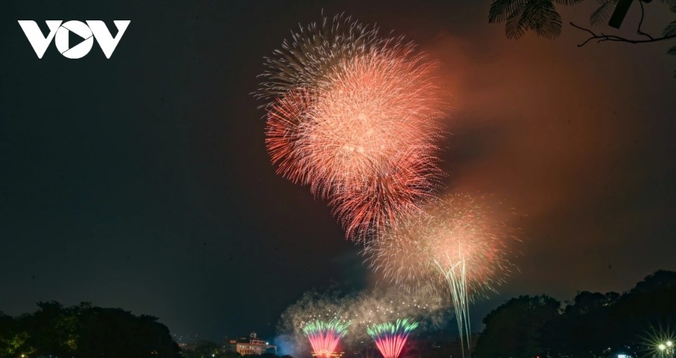 fireworks light up hanoi to mark the start of 2026 picture 10