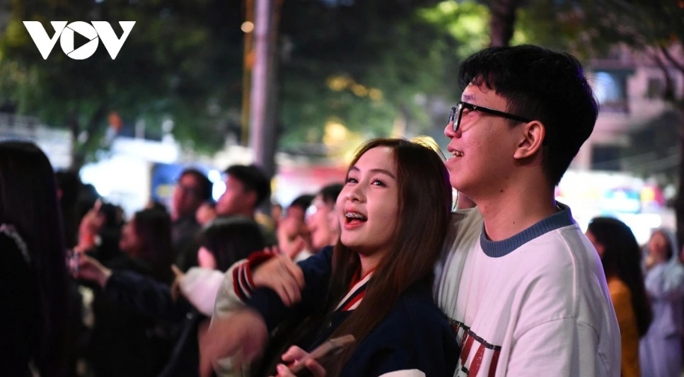 fireworks light up hanoi to mark the start of 2026 picture 13