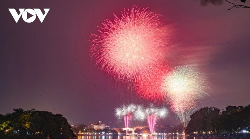 fireworks light up hanoi to mark the start of 2026 picture 2