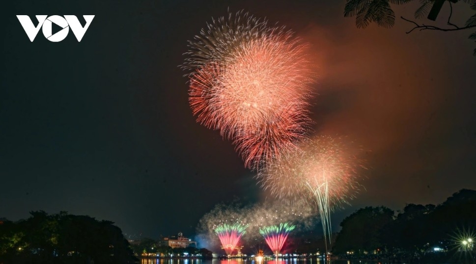 fireworks light up hanoi to mark the start of 2026 picture 3