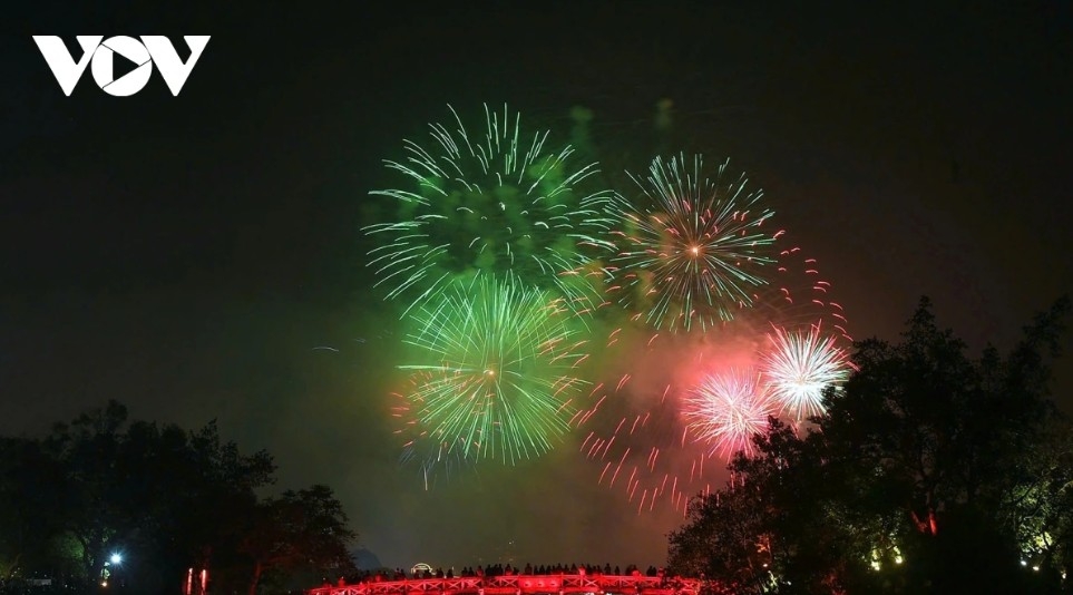 fireworks light up hanoi to mark the start of 2026 picture 4
