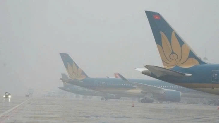 dense fog disrupts flights at noi bai international airport picture 1